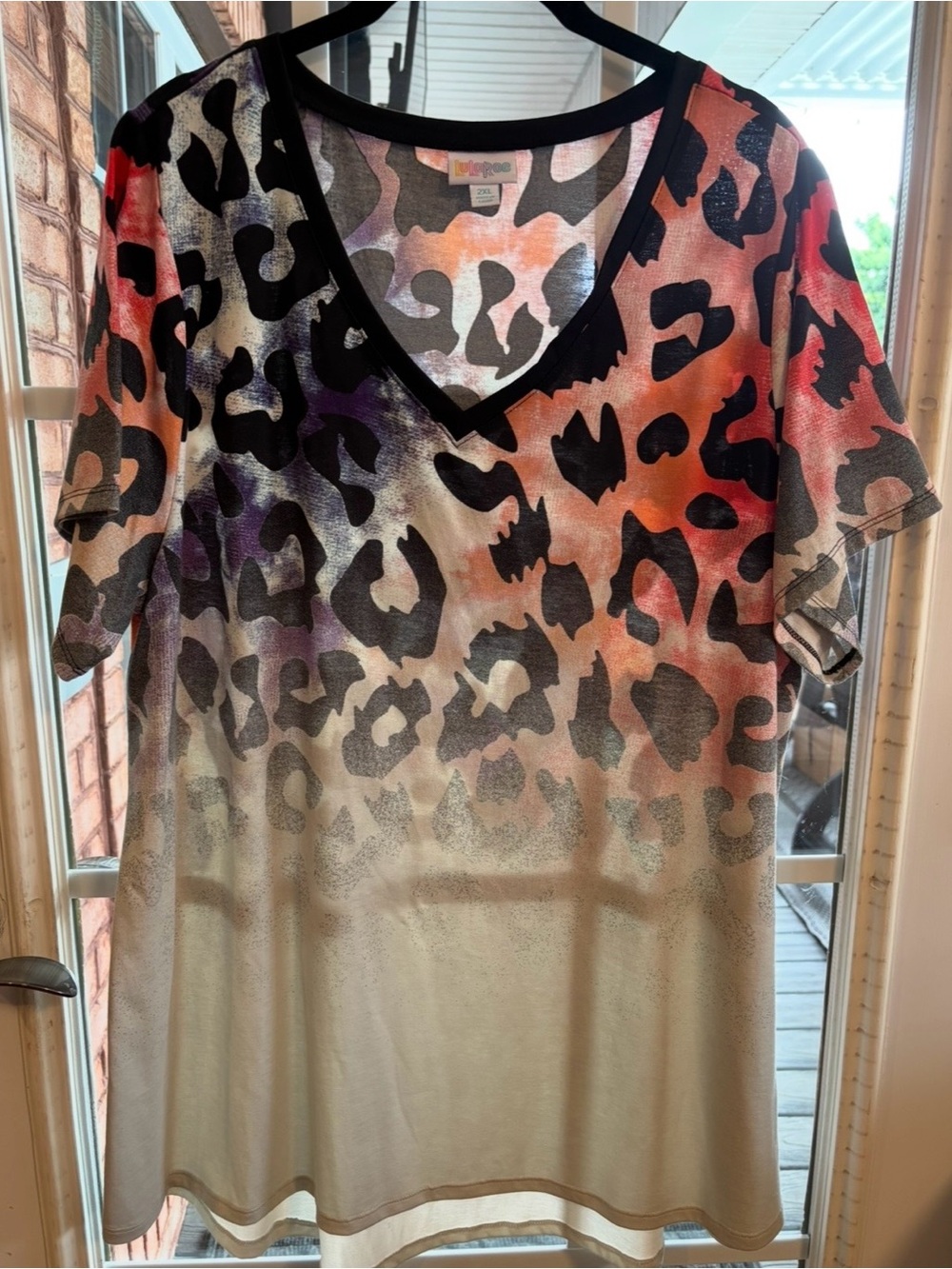 LuLaRoe NWOT 2XL Christy Ombre Leopard Short Sleeve V-Neck Tee